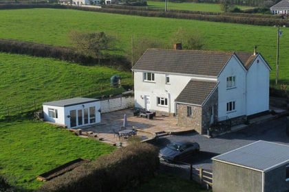 11 acres of Farmhouse for sale in Llangyndeyrn