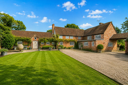 2.5 acres of House with Land for sale in Hinckley and Bosworth