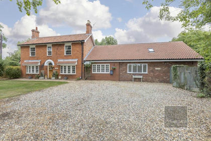 1.1 acres of House with Land for sale in Yaxham