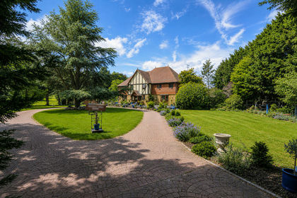 13 acres of House with Land for sale in Hedgerley