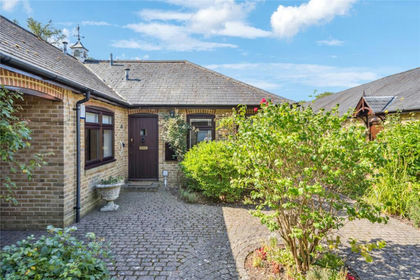 Land for sale in Bovingdon