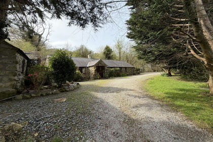 5 acres of Cottage for sale in Llanllyfni