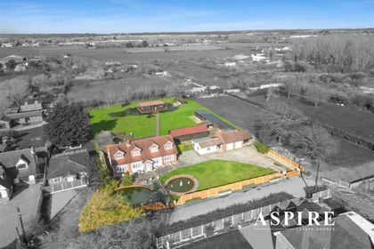 1 acre of House with Land for sale in Bowers Gifford and North Benfleet