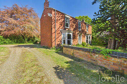2 acres of Farmhouse for sale in Mumby