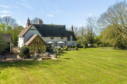 1 acre of Farmhouse for sale in Ringshall