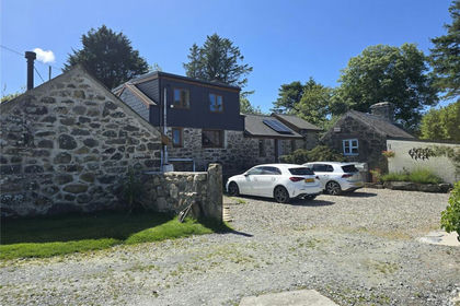 1 acre of Farmhouse for sale in Clynnog