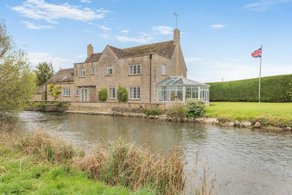 2.3 acres of House with Land for sale in Fairford
