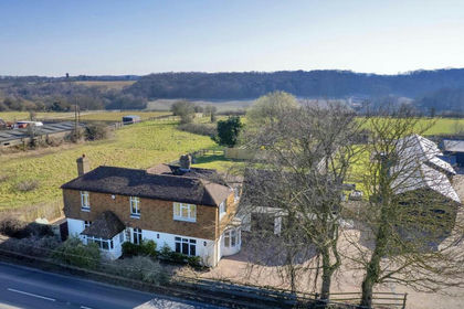 6.5 acres of Farmhouse for sale in Meopham