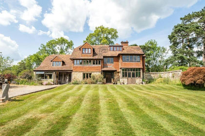 7.7 acres of House with Land for sale in Salehurst and Robertsbridge