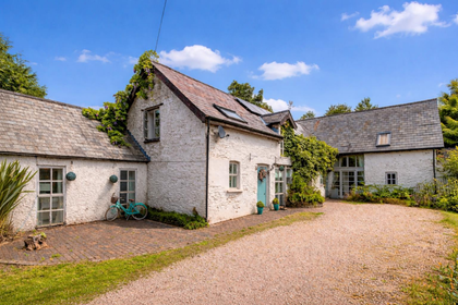 Farmhouse for sale in Rudry