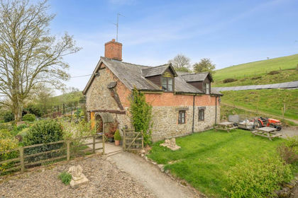 6.5 acres of Cottage for sale in Llanyre