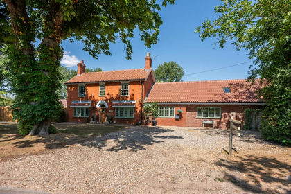 1.1 acres of House with Land for sale in Yaxham