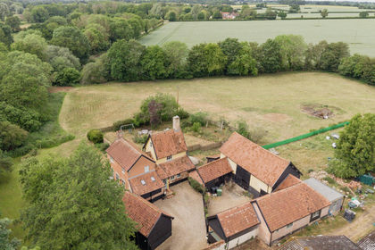 2.8 acres of Farmhouse for sale in Aslacton