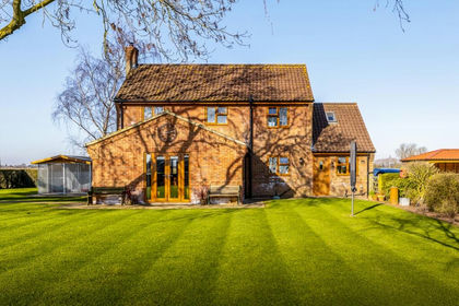 4.9 acres of Cottage for sale in Gosberton