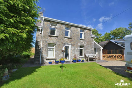 1 acres of Farmhouse for sale in Llanllwchaiarn