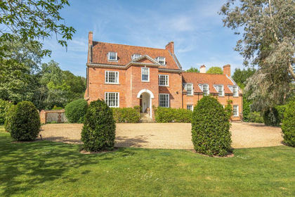 5 acres of Estate for sale in Hillington