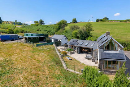 6.5 acres of Smallholding for sale in Glyn Tarell