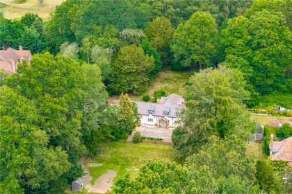 2 acres of Cottage for sale in Thatcham