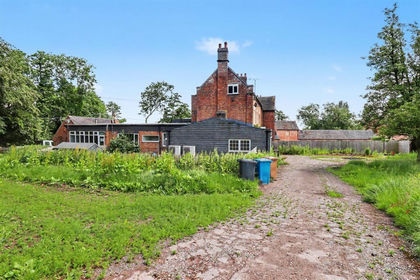 3.2 acres of Farmhouse for sale in Mavesyn Ridware