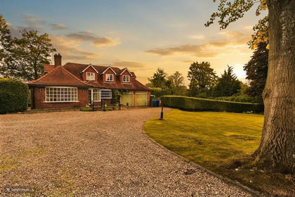 1 acre of House with Land for sale in Elloughton-cum-Brough