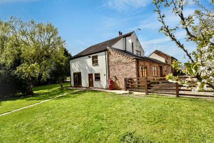 15 acres of Farmhouse for sale in Thorne