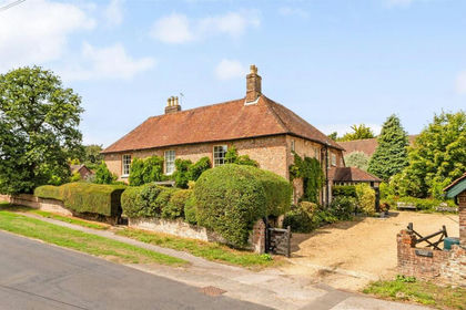 2.5 acres of Farmhouse for sale in Chawton