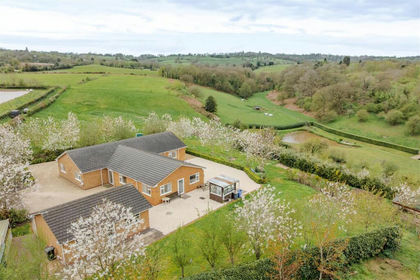 4 acres of House with Land for sale in Kidderminster Foreign