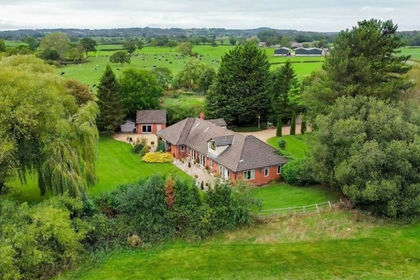 1.5 acres of House with Land for sale in Little Budworth