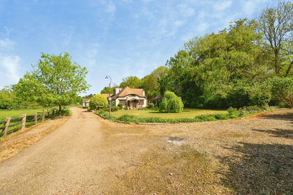 9.1 acres of Cottage for sale in Croydon South