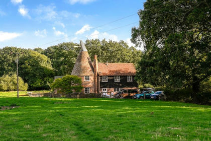 1.5 acres of House with Land for sale in Warehorne