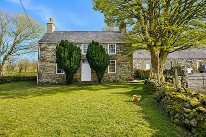 1.3 acres of Farmhouse for sale in Clynnog