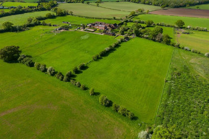 7 acres of Farmhouse for sale in Dodford with Grafton