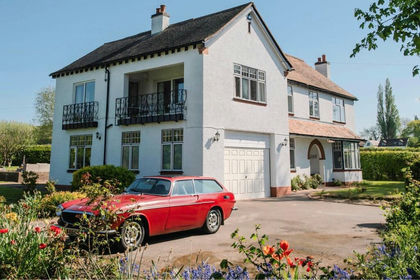 2.5 acres of Farmhouse for sale in Fladbury