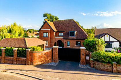 1 acre of House with Land for sale in Castle Point