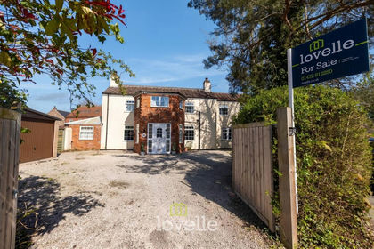 1 acre of House with Land for sale in Fulstow