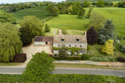 13.5 acres of Farmhouse for sale in Alkington