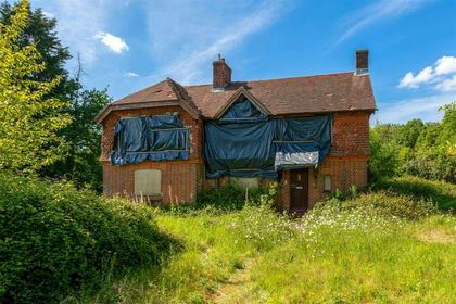 2.6 acres of Derelict property for sale in Steep