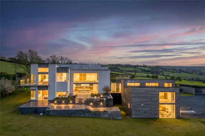 4.8 acres of House with Land for sale in Hognaston