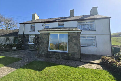 7.5 acres of Farmhouse for sale in Llanllyfni