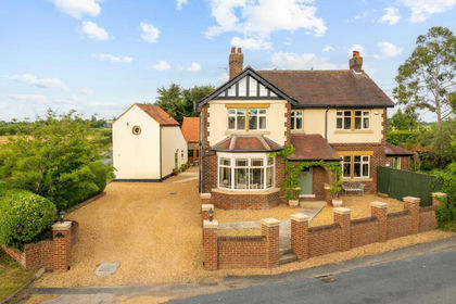 1.5 acres of House with Land for sale in Church Fenton