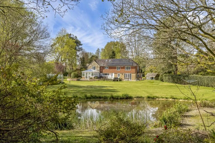 1.5 acres of Cottage for sale in Danehill