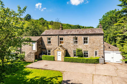 2.9 acres of Farmhouse for sale in Grinton
