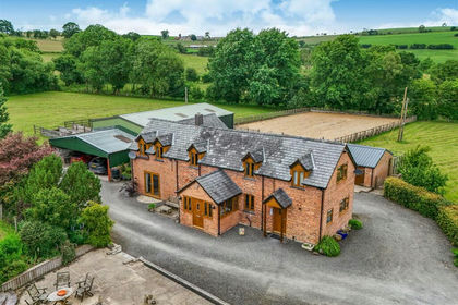 3.5 acres of Equestrian property for sale in Llanfair Caereinion