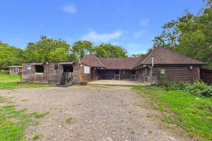 14 acres of Equestrian property for sale in Gawcott with Lenborough