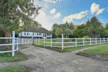 1.2 acres of House with Land for sale in Slip End