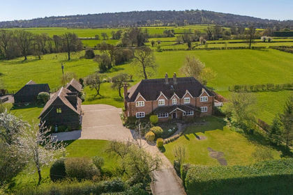 8 acres of House with Land for sale in Ellesborough