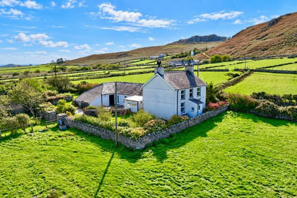 2.2 acres of House with Land for sale in Pistyll