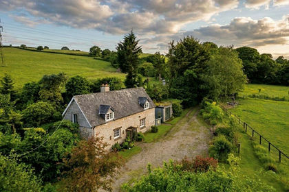 3.1 acres of Cottage for sale in Staverton