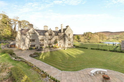 7 acres of Estate for sale in Llandegla