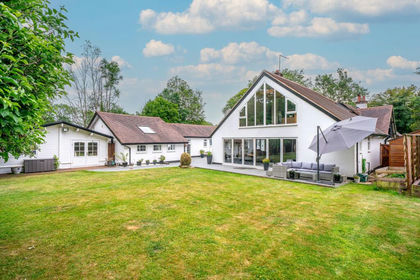 1.8 acres of House with Land for sale in Bovingdon